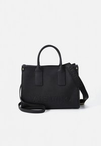 Svart skinnhåndveske med to øvre håndtak og avtakbar stropp. Har preget logo, rektangulært form og en glatt tekstur.