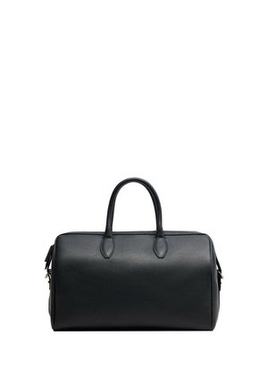 Bolsa de deporte de cuero negra con dos asas y una cremallera en la parte superior, mostrada sobre un fondo blanco liso.