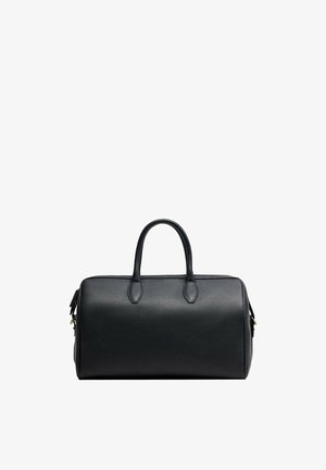Bolsa de deporte de cuero negra con dos asas y una cremallera en la parte superior, mostrada sobre un fondo blanco liso.