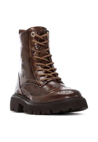 Botas de tobillo de charol marrón con diseño de cordones, superficie texturizada y suela gruesa y acanalada. Presentan detalles de costura en contraste.