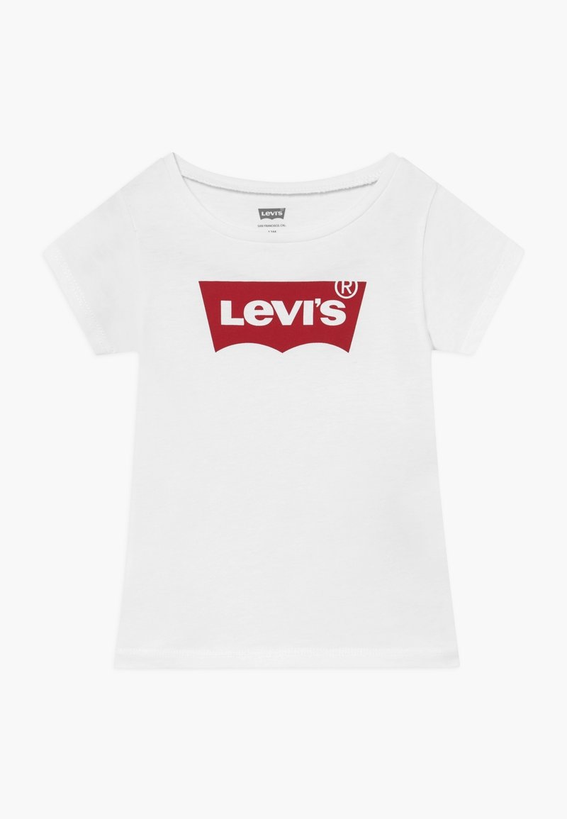Biała koszulka z krótkim rękawem, na środku piersi czerwone logo Levi's, okrągły dekolt i standardowy krój.