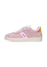 Sneaker in suede rosa con lacci bianchi, suola in gomma bianca e un accento olografico sul tallone. Presenta un design a righe in rosa e bianco.