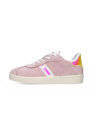 Sneaker in suede rosa con lacci bianchi, suola in gomma bianca e un accento olografico sul tallone. Presenta un design a righe in rosa e bianco.