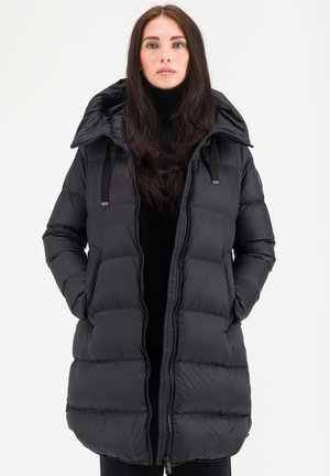 Zwarte pufferjas met een capuchon, met een doorgestikt design, twee voorzakken en een ritssluiting. Gladde textuur en verstelbare banden.