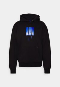 Sudadera negra con bolsillo frontal, que presenta un diseño de logo en azul y blanco. Cuerdas ajustables con puntas azules. Textura de tela suave.