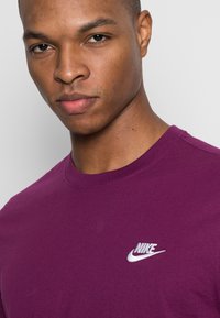 Nike Sportswear CLUB TEE - T-shirt básica - sangria