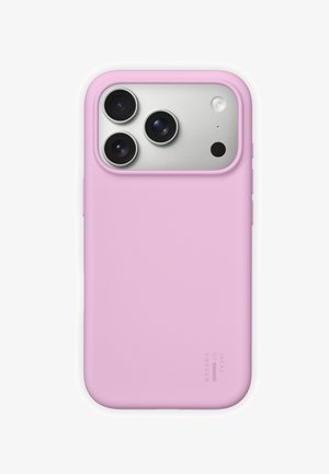 Smartphone con una fotocamera a triplo obiettivo in finitura argento opaco, racchiuso in una custodia protettiva liscia di colore rosa pastello.