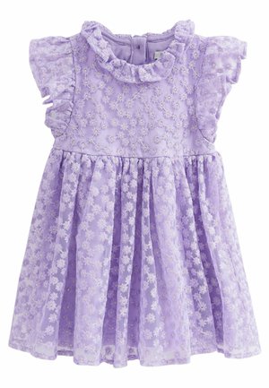 Robe de bébé violet clair avec des marguerites blanches brodées, des manches courtes à volants et un col à volants.