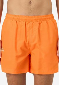 Pantaloni da nuoto arancioni realizzati in tessuto leggero, dotati di vita elasticizzata, accentati da un logo bianco e con un design a orlo dritto.