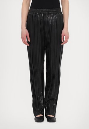 Mustad plisseeritud püksid läikiva viimistlusega, elastse vöökohtaga ja laia säärega disainiga, millel on sügavad pikiteljed ja sile tekstuur.