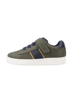 Sneaker verde in pelle con suola bianca, caratterizzata da accenti blu navy, lacci blu e una cinghia in velcro per la chiusura. Logo del marchio visibile sul lato.