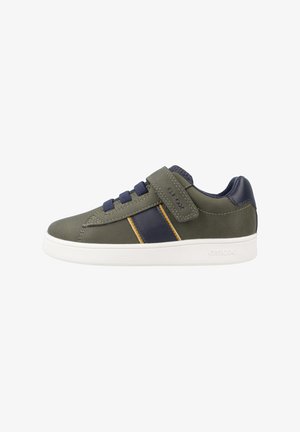 Sneaker verde in pelle con suola bianca, caratterizzata da accenti blu navy, lacci blu e una cinghia in velcro per la chiusura. Logo del marchio visibile sul lato.