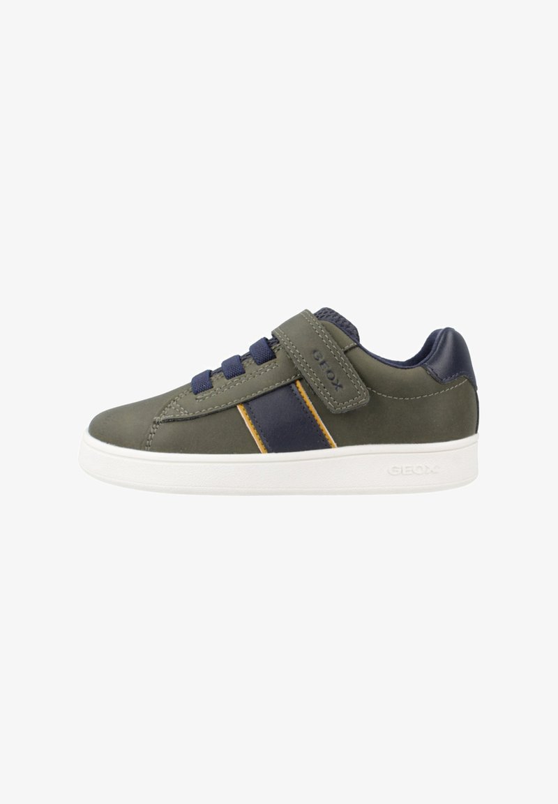 Sneaker verde in pelle con suola bianca, caratterizzata da accenti blu navy, lacci blu e una cinghia in velcro per la chiusura. Logo del marchio visibile sul lato.