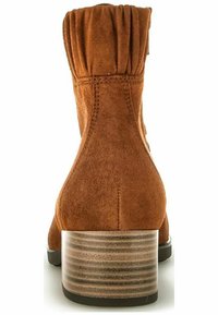 Bottes chelsea en daim marron avec un détail froncé au sommet et un talon large rayé. Présente une surface lisse et texturée.