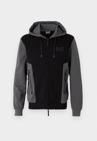 Huvtröja med dragkedja i svart och grått, med en blandning av tygtexturer, två dragkedjefickor på sidorna och en logotyp på bröstet.