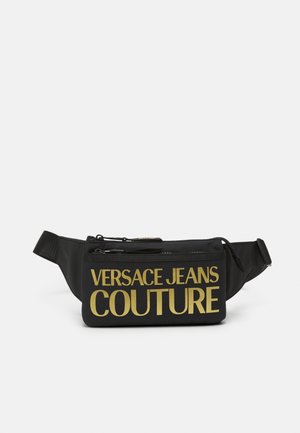 Czarna saszetka na pas z dwoma zamykanymi na zamek kieszeniami i złotym logo "Versace Jeans Couture" z przodu.