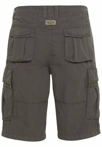 Cargo-Shorts aus dunkelgrauem Stoff, mit mehreren Seitentaschen, geradem Schnitt und einem verstärkten Bund mit einem Etikett, das Details enthält.