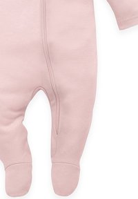 Vaaleanpunainen vauvan body, joka on valmistettu pehmeästä kankaasta. Siinä on pitkät hihat, vetoketju edessä ja jalat jalassa lämpöä ja mukavuutta varten.