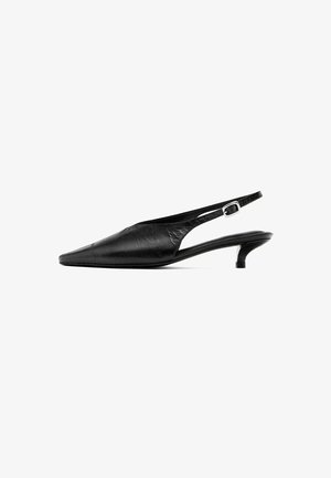 Tacchi slingback neri con punta affusolata, tomaia in pelle testurizzata, tacco sottile e cinturino regolabile.