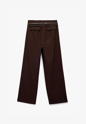 Bruine wijde broek met een gladde textuur, voorzien van een vlakke tailleband met twee achterzakken en een contrasterend riemdetail.