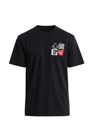Čierne tričko s krátkym rukávom s bielymi japonskými znakmi, bielym logom "KG" a červeným srdcom s nápisom "Heart Beat" na ľavej strane hrude.