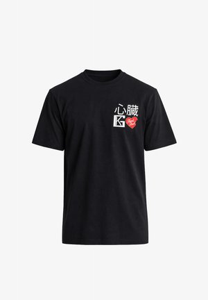 Čierne tričko s krátkym rukávom s bielymi japonskými znakmi, bielym logom "KG" a červeným srdcom s nápisom "Heart Beat" na ľavej strane hrude.