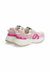 Sneaker in suede e mesh rosa con dettagli bianchi e un tab sul tallone lucido rosa. Suola bianca testurizzata con una suola in gomma a fantasia.