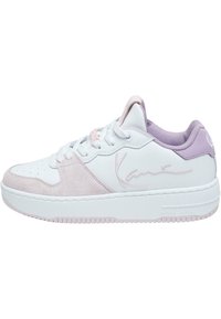 Hvit sneakers med lyserosa semsket skinn og lærdetaljer. Har rund tå, flate snørebånd, polstret krage og preget logo på siden.