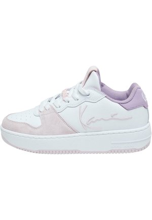 Hvide sneakers med lyserøde sem skind- og læderdetaljer. Har en afrundet tå, flade snørebånd, polstret krave og prægede logo på siden.