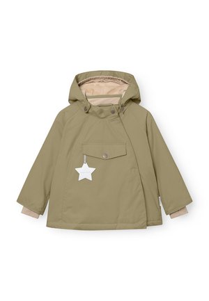 Khaki waterdichte jas met een capuchon, voorzak met drukknopen, contrasterende lichtbruin voering en een stervormig label. Heeft lange mouwen.