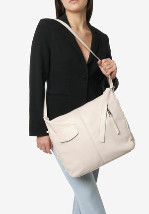 Licht beige leren crossbody tas met een gestructureerde afwerking, voorzien van een voorzak met rits en een strakke schouderband.