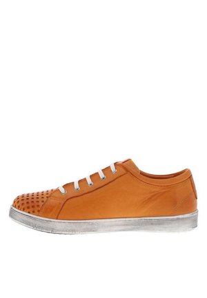 Lavskoet orange lædersneaker med hvide snørebånd, perforeret tåkap og hvid gummisål med teksturerede detaljer.
