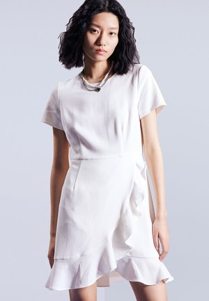 COURTE PATINEUSE À VOLANT CROISÉ DEVANT - Robe de jour - blanc
