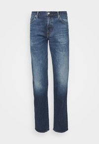 Jeans de denim azul oscuro con corte recto, que presentan un acabado deslavado, cinco bolsillos y un cierre de botón metálico en la cintura.
