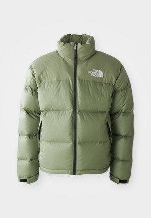 Grüne isolierte Steppjacke mit hohem Kragen, Frontreißverschluss, Seitentaschen und weißem The North Face-Logo auf der Brust.