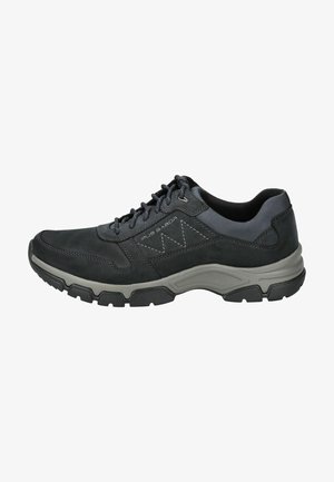 Zapatilla de cuero negra con acentos grises, paneles de malla, cierre de cordones, suela acolchada y patrón de banda de rodadura resistente para tracción.