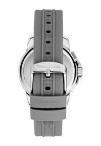 Maserati-Uhr mit grauem Gummiarmband, das über ein strukturiertes Muster und eine Metall-Schließe verfügt, und einem runden Gehäuse aus rostfreiem Stahl.