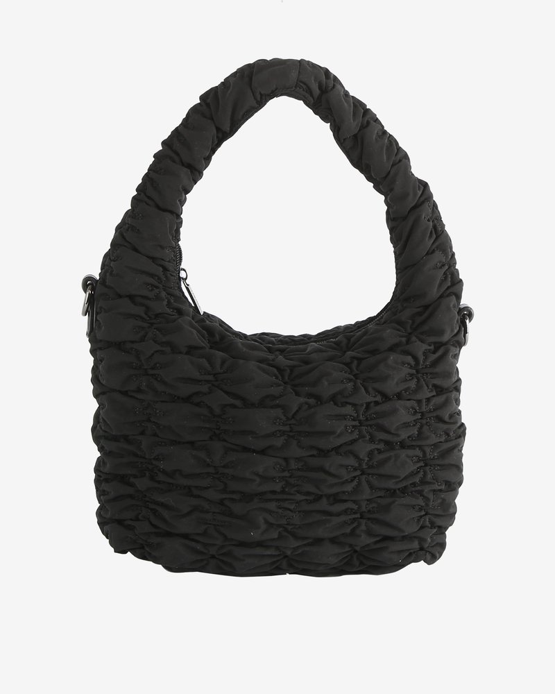 Schwarze, gesteppte Handtasche mit gepolstertem Griff und abnehmbaren Riemenclips, ausgestattet mit einem Reißverschluss oben und gerafftem Stoffdesign.