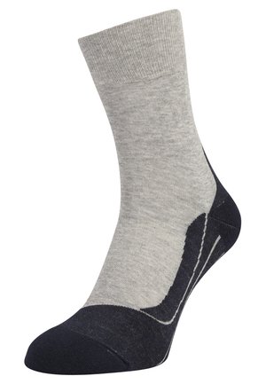 Helle graue Socke mit einer dunkelblauen Spitze und Ferse. Verfügt über einen gerippten Bund und kontrastierende weiße Nähte an der Seite. Weicher, strukturierter Stoff.