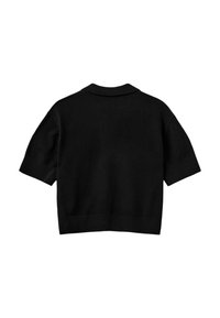 Čierny pletený kardigán s krátkym rukávom a golierom, s jemnou textúrou a voľným strihom, bez viditeľného zapínania alebo vzorov.