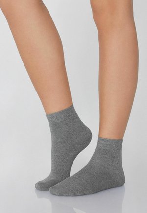 Grau ankle Socken aus einem weichen Material mit glatter Textur, ausgestattet mit einem gerippten Bündchen und einem klassischen Design.