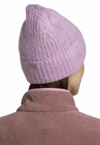 Gorro de punto color púrpura claro con un patrón texturizado y un dobladillo, que cuenta con una pequeña etiqueta de marca color marrón claro en el lateral.