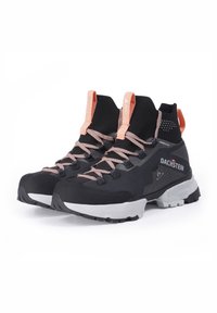 Czarne buty trekkingowe z wysokim cholewką, z różowymi sznurówkami i akcentami, textured surfaces oraz szarym spodem z wytrzymałym wzorem bieżnika.