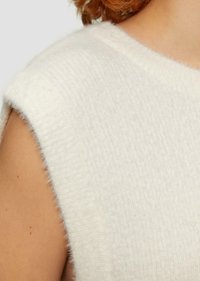 Pull en tricot blanc avec une finition texturée, doté d'un décolleté large et sans manches, mettant en avant un matériau doux et duveteux.