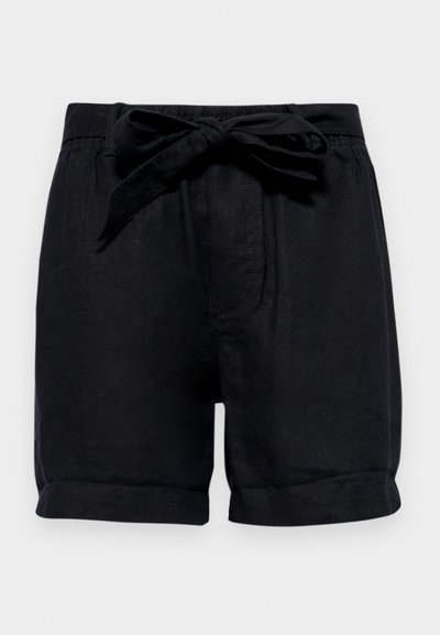 Pantaloni scurți negri din in cu o curea legată la talie, având tivuri rulati și o textură netedă. Design simplu, fără buzunare sau embellismente.