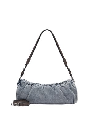 Mała szara torba na ramię z denimu z marszczonym górnym brzegiem i odłączanym ciemnobrązowym paskiem ze skóry, na białym tle.