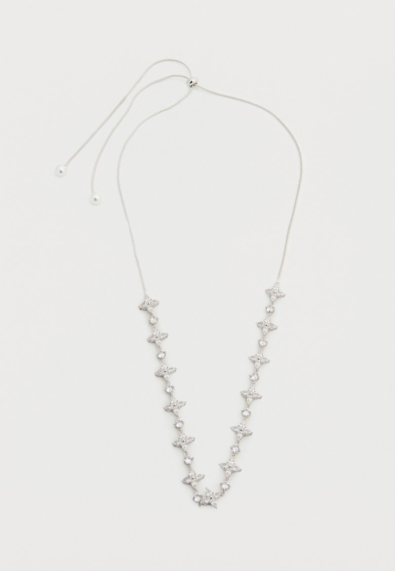 Colier argintiu cu accente în formă de stea decorate cu pietre prețioase clare, pe un șnur subțire reglabil cu capete de perlă.