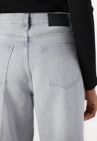 Calvin Klein WIDE - Džinsi ar platām starām - denim grey