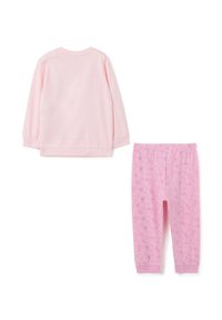 Un haut à manches longues rose et un pantalon de pyjama rose à motifs floraux. Le haut a un design simple, tandis que le pantalon présente un motif de fleurs dans des tons variés.