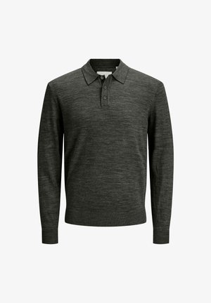 Tumehall pikaaelne polo särk, millel on kolme nupuga õlg, ribadega varrukad ja tähis, esitatud valgel taustal.